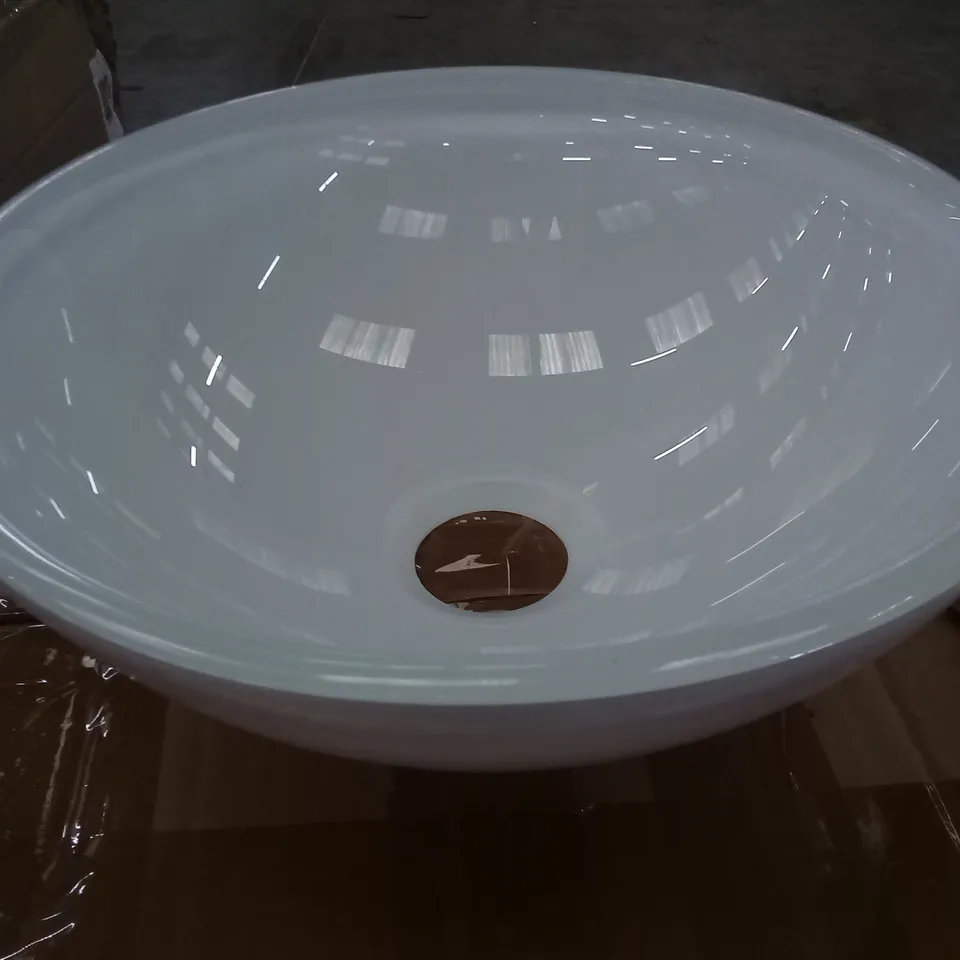 PALLET OF APPROXIMATELY 19 ROUND WHITE BASINS