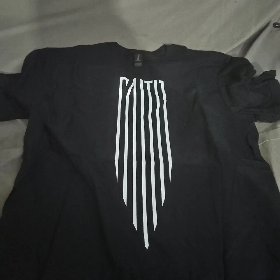 GILDAN SOFTSTYLE BLACK T-SHIRT WITH WHITE VERTICAL STRIPE GRAPHIC - M