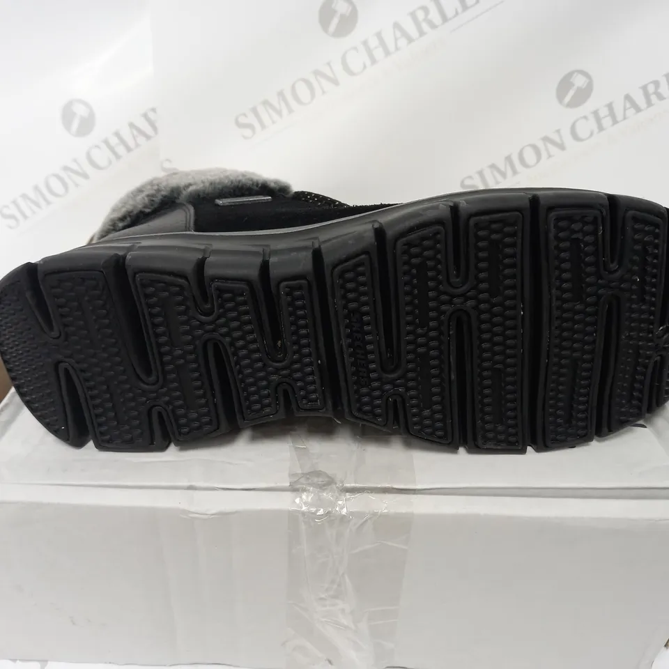 PAIR OF SKECHERS SYNERGY LACE BOOTS BLACK SIZE 5.5