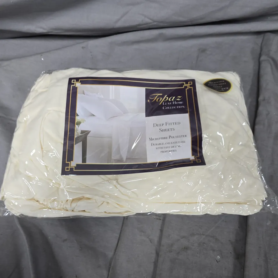BOX OF APPROX 25 DEEP FITTED SHEETS