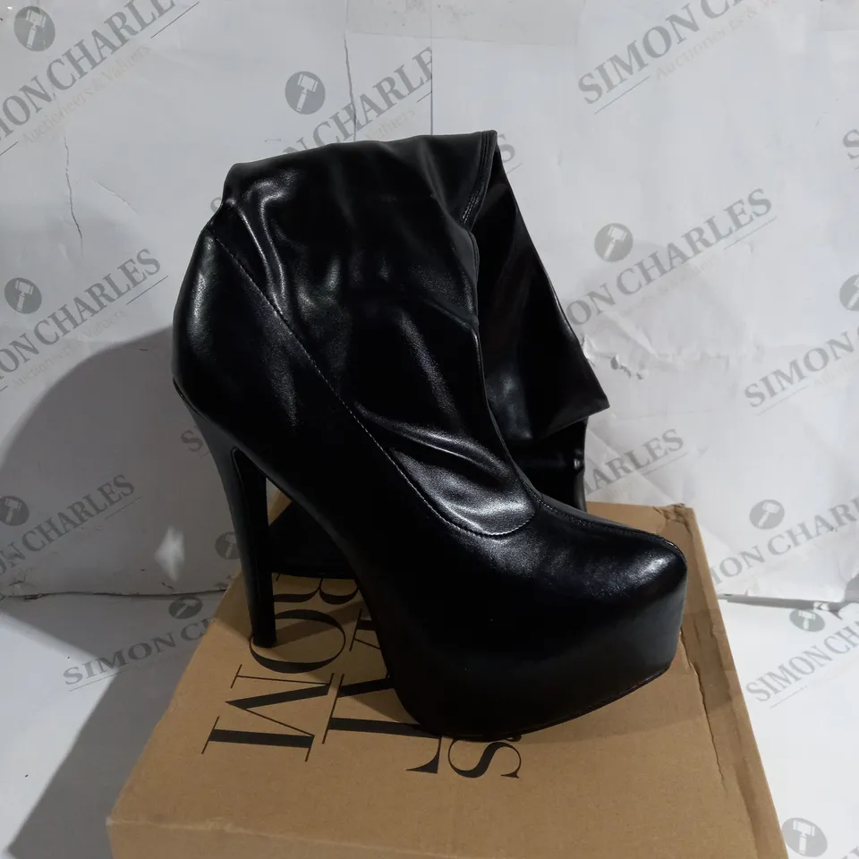 BOXED PAIF OF BLACK HIGH HEELED BOOTS SIZE 11