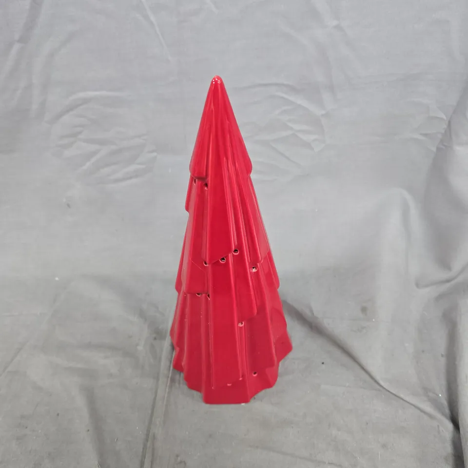 BOX OF APPROXIMATELY 20 ASSORTED ITEMS TO INCLUDE: TANGLE BRUSH, TREE ORNAMENT AND SANDALS