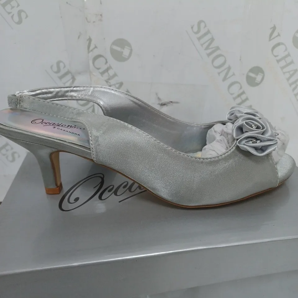 BOX OF APPROXIMATELY 10 ASSORTED SHOES TO INCLUDE FLAT SHOES, HEELS, LOW HEELS ETC