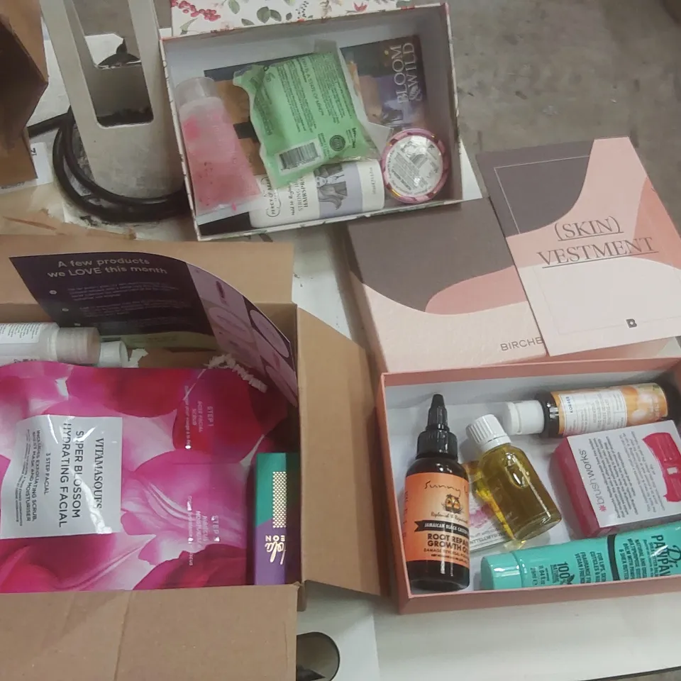 PALLET CONTAINING A VERY LARGE QUANTITY OF ASSORTED BIRCHBOX BEAUTY SETS ECT