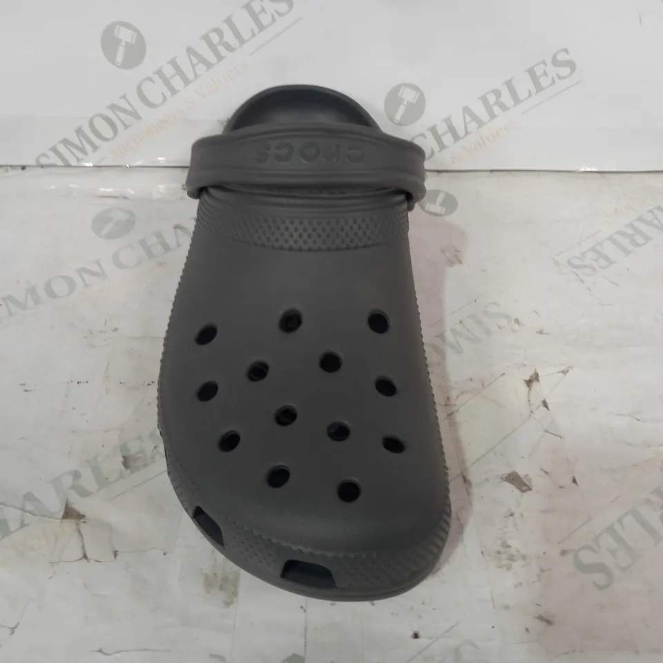 BOXED PAIR OF CROCS CLOGS IN GREY UK SIZE M8/W9