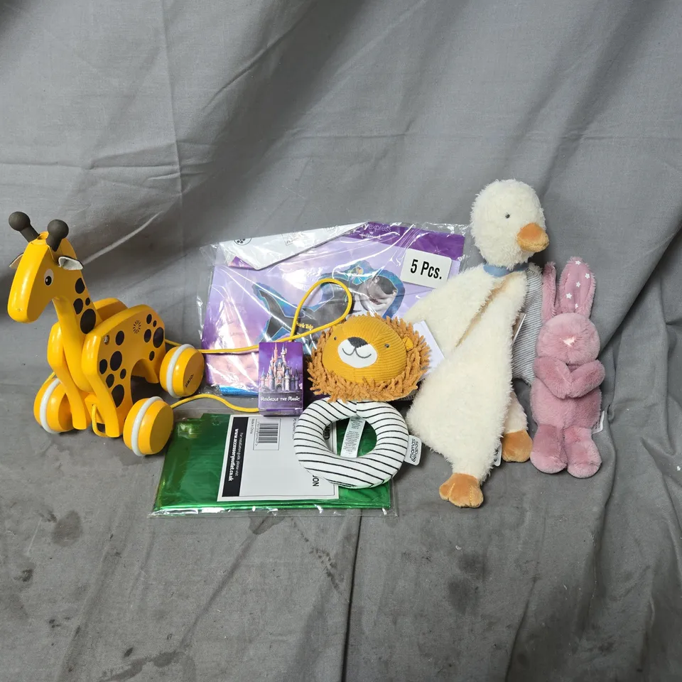 BOX OF APPROXIMATELY 20 ASSORTED ITEMS OF TOYS AND GAMES INCLUDING SHARK TALE BALLOONS, WOODEN GIRAFFE ON WHEELS, FLUFFY BUNNY AND LION RATTLE TOY