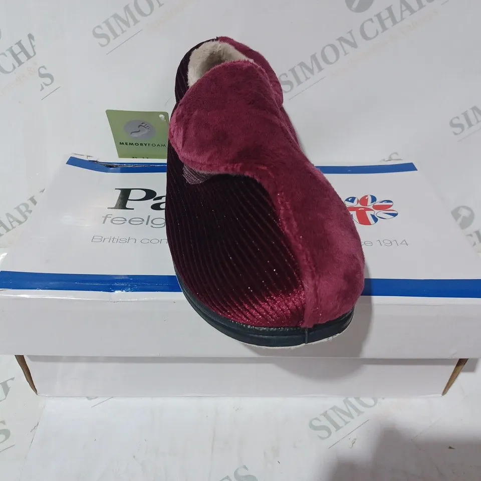 BOXED PAIR OF PADDERS HUG SLIPPERS IN BURGUNDY SIZE 7