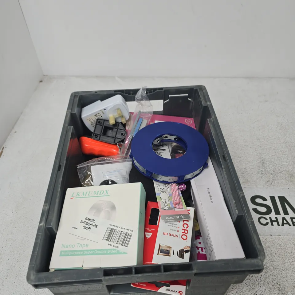 TOTE OF APPROXIMATELY 12 ASSORTED ITEMS TO INCLUDE: COLD CHISEL SET