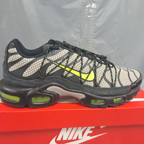 BOXED PAIR OF NIKE AIR MAX SHOES BLACK AND GREY SIZE UK 10.5