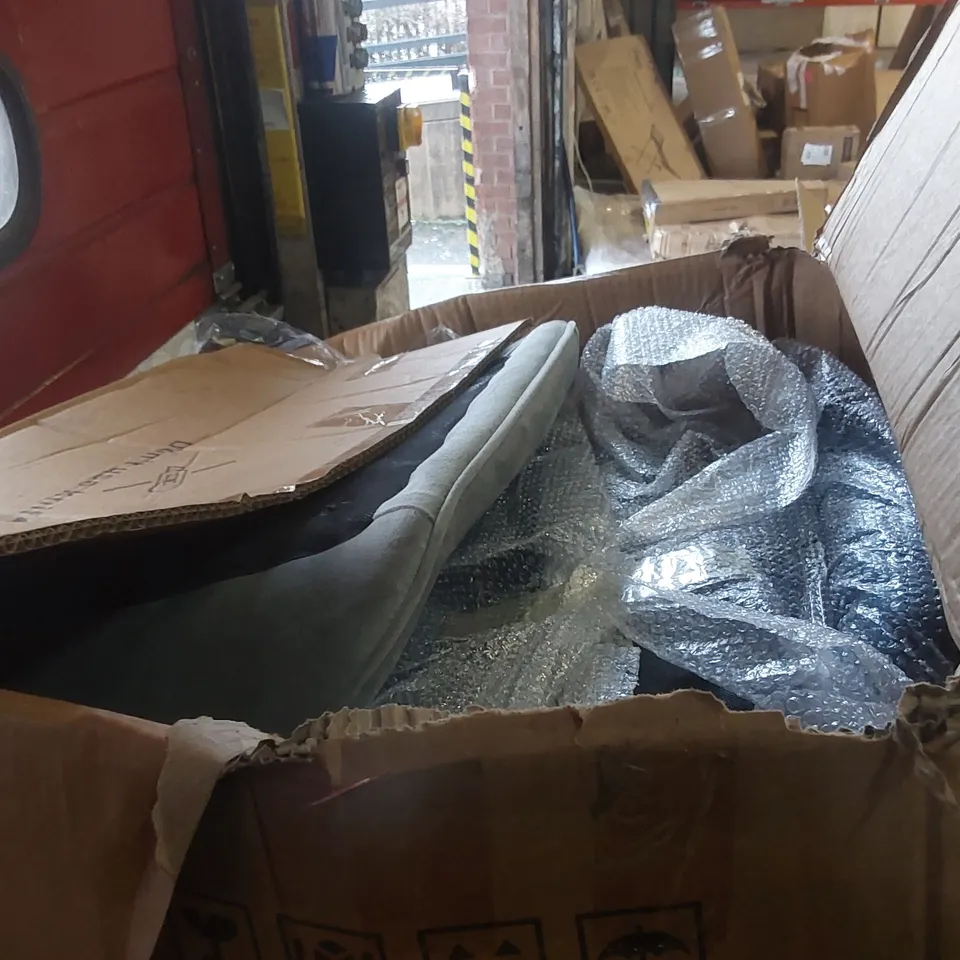 PALLET CONTAINING A LARGE QUANTITY OF ASSORTED GARDEN FURNITURE PARTS ECT