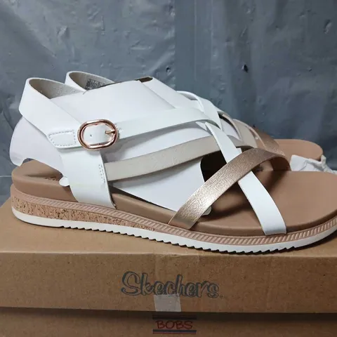 BOXED PAIR OF BOBS SKECHERS DESERT KISS LOW PEAK SANDALS IN WHITE MULTI - UK 7