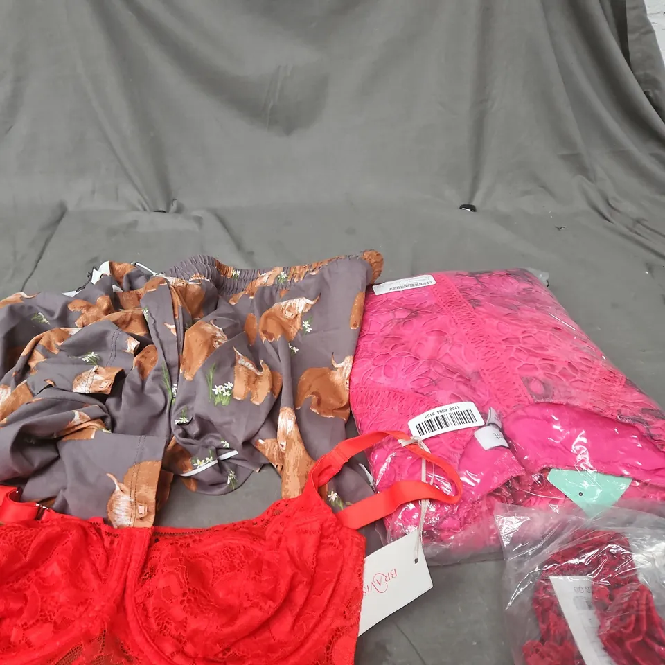 APPROXIMATELY 20 ASSORTED CLOTHING PRODUCTS IN VARIOUS STYLES & SIZES TO INCLUDE JUMPERS, T-SHIRTS, DRESSES ETC