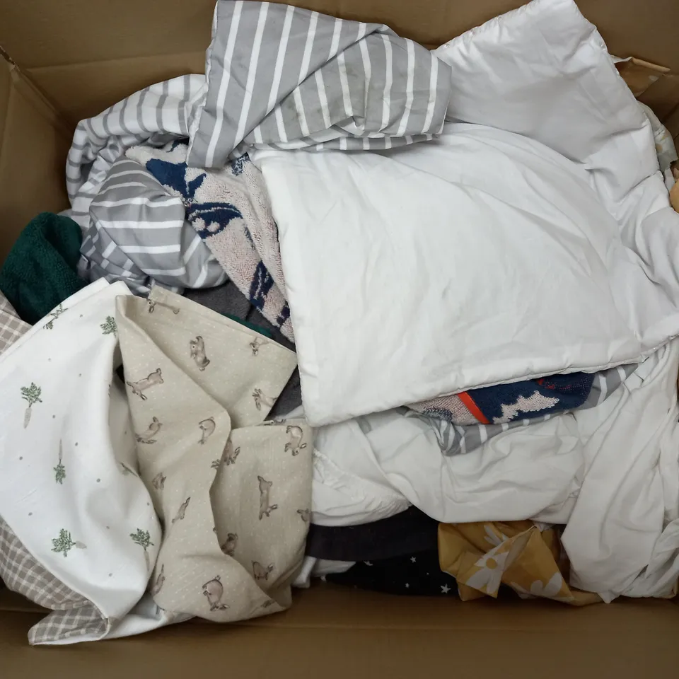 APPROXIMATELTY 20 HOUSEHOLD ITEMS TO INCLUDE DUVETS, THROWS, TOWELS, ETC