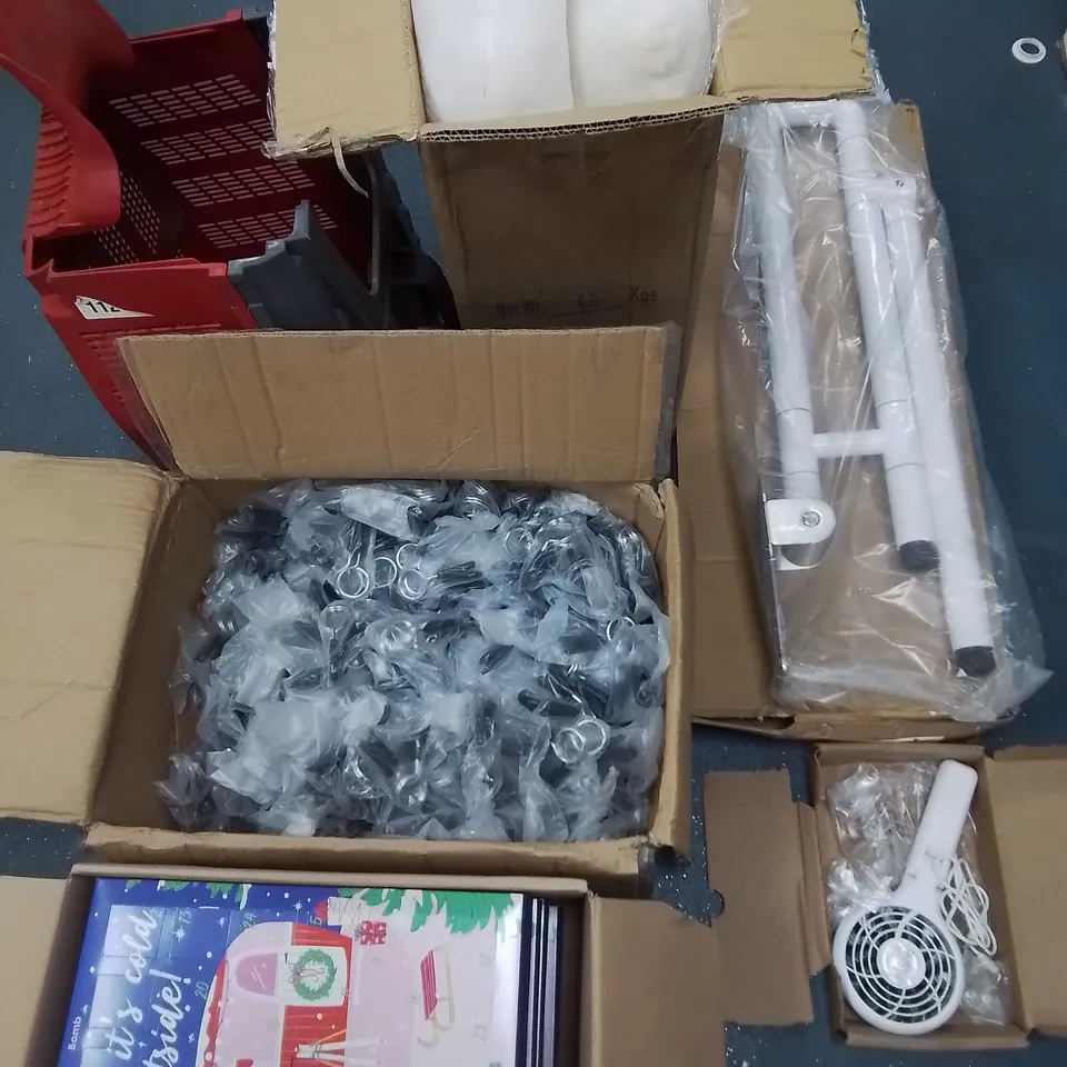 CAGE OF ASSORTED HOUSEHOLD ITEMS TO INCLUDE TEDDY PILLOWCASE, SAFETY RAIL, PINECONE DECORATIONS, HONEYWELL FAN AND FACETED TABLE LAMP