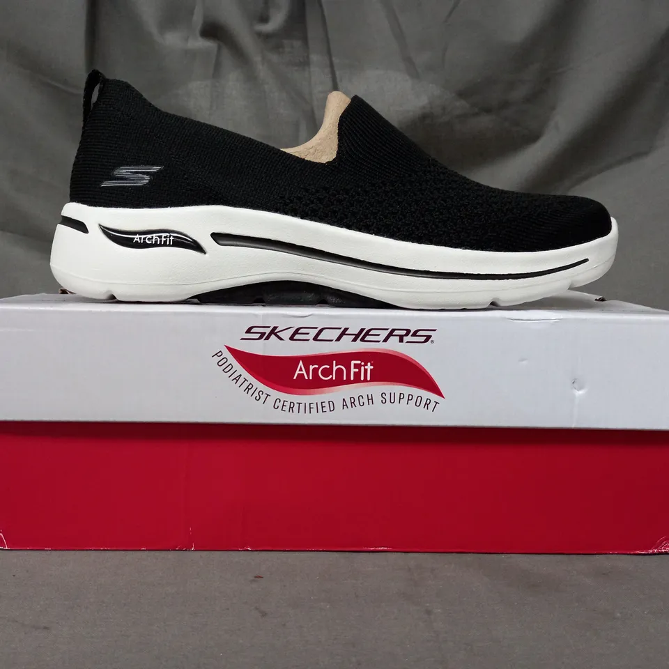 BOXED PAIR OF SKECHERS DELORA TRAINERS IN BLACK SIZE 6