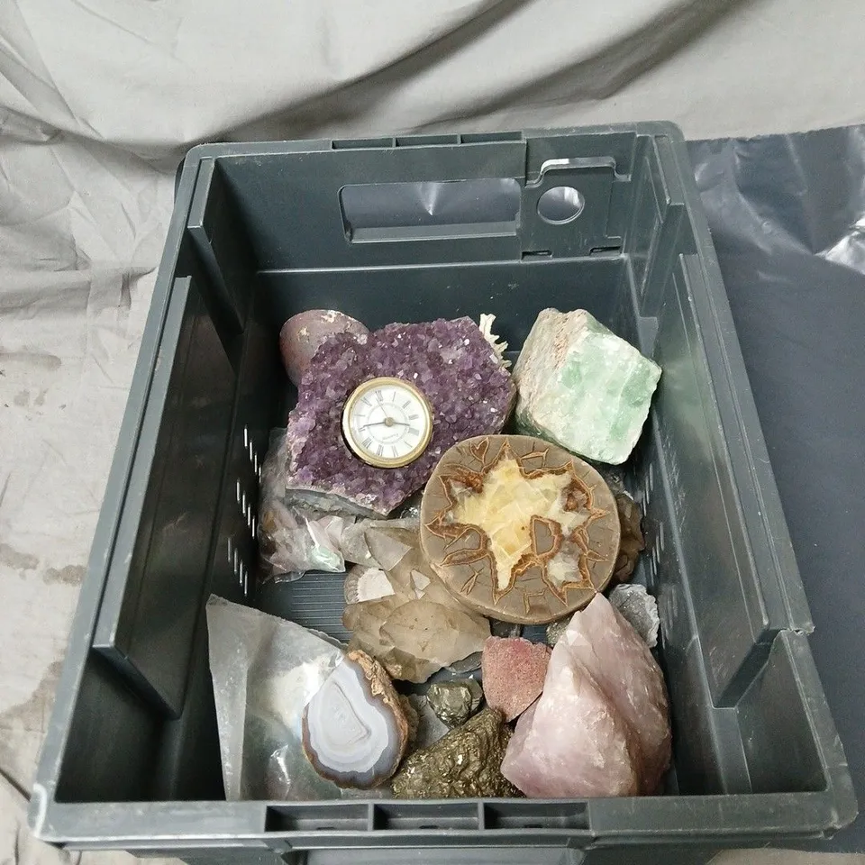 APPROXIMATELY 12 ITEMS OF ASSORTED GEMSTONES/FOSSILS