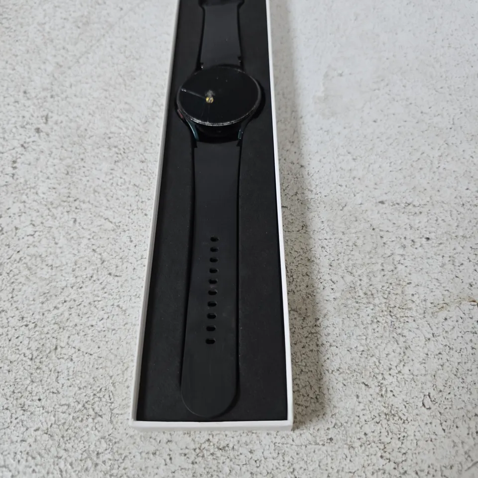 SAMSUNG GALAXY WATCH4 SMARTWATCH – BOXED - DAMAGED FACE 