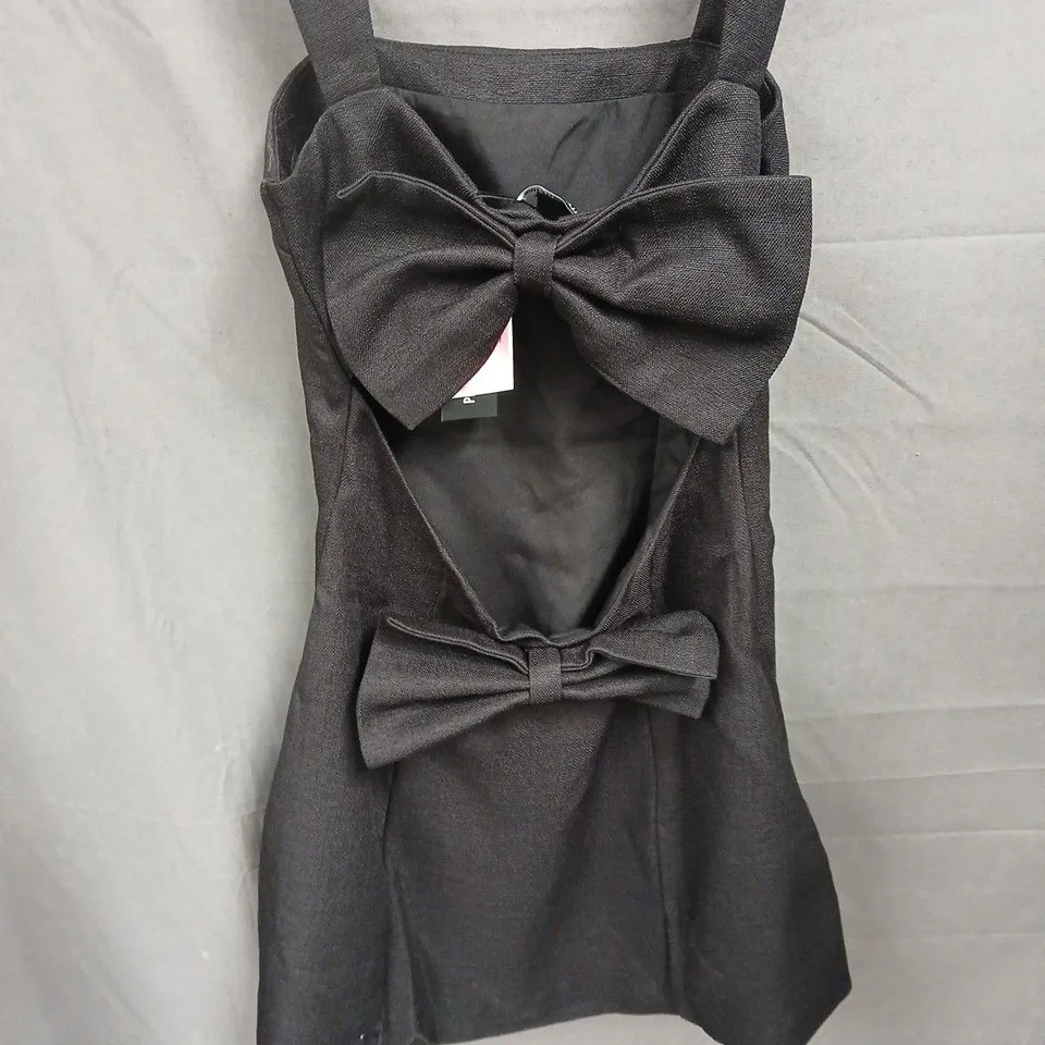 PRETTYLITTLETHING BLACK TWILL CUT OUT BOW SHIFT DRESS - UK 4