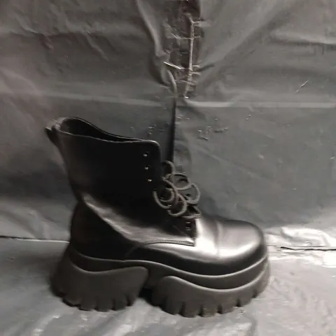 BLACK LEATHER COMBAT BOOTS WITH CHUNKY LUG SOLE – UK SIZE 7 