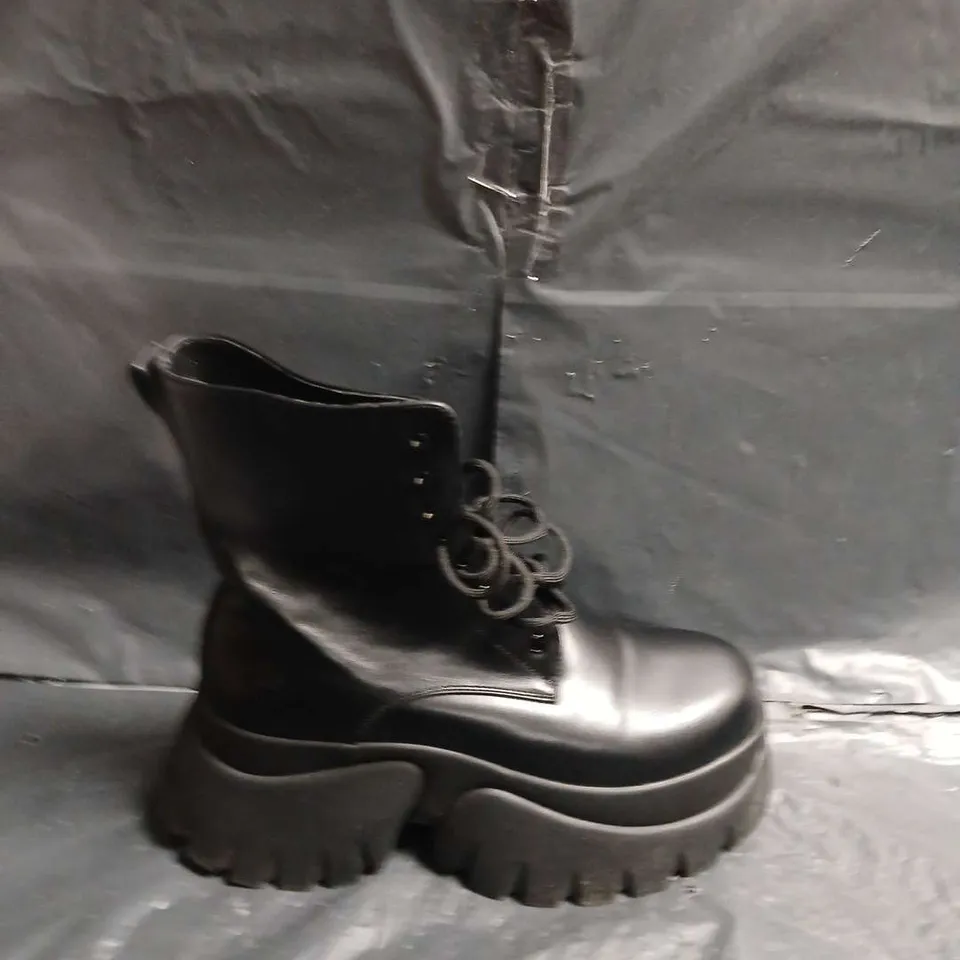 BLACK LEATHER COMBAT BOOTS WITH CHUNKY LUG SOLE – UK SIZE 7 