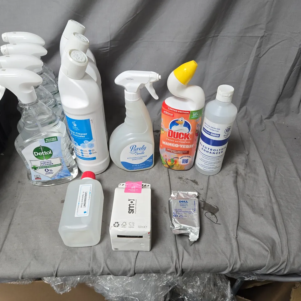 APPROXIMATELY 10 ASSORTED HOUSEHOLD CLEANING PRODUCTS BUNDLE – DETTOL & DUCK