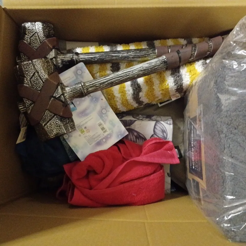 BRAND NEW LOT OF APPROXIMATELY 20 ASSORTED ITEMS TO INCLUDE MICKEY AND FRIENDS THROW, FROZEN PURSE AND ACCSEEORY SET, GEORGE 'HORRIFYING HAMMER' TOY, ETC 