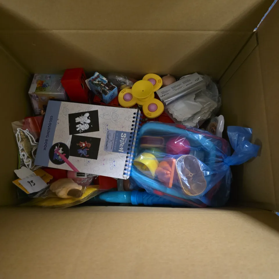 LOT OF ASSORTED TOYS AND GAMES TO INCLUDE CRAYOLA PAINT STICK, PAW PATROL MOBILE LIGHT PAD, CRAYOLA PLACEMATS