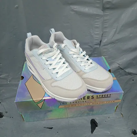 BOXED PAIR OF SKECHERS UNO 2 MUCH FUN TRAINERS IN GREY/BLUE/PURPLE SIZE 6