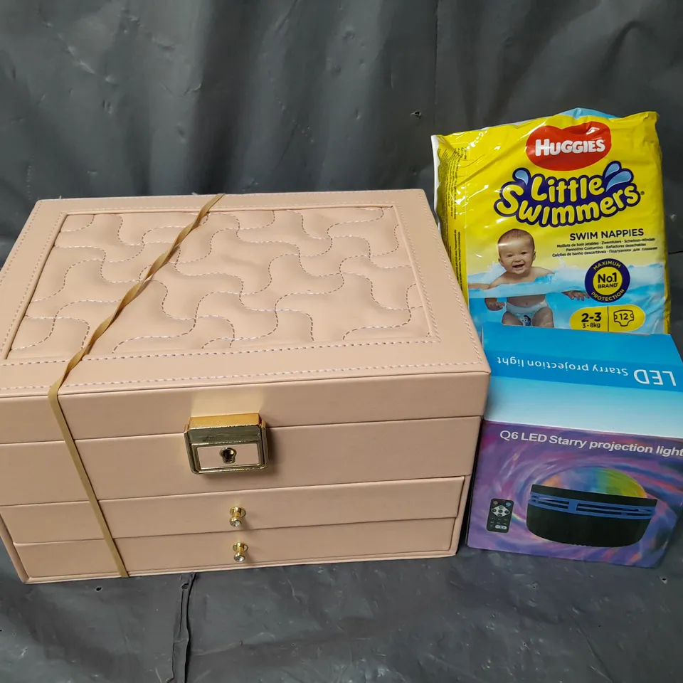 APPROXIMATELY 15 ASSORTED HOUSEHOLD ITEMS TO INCLUDE NAPPIES, JEWELLERY BOX, LED PROJECTION LIGHT, ETC