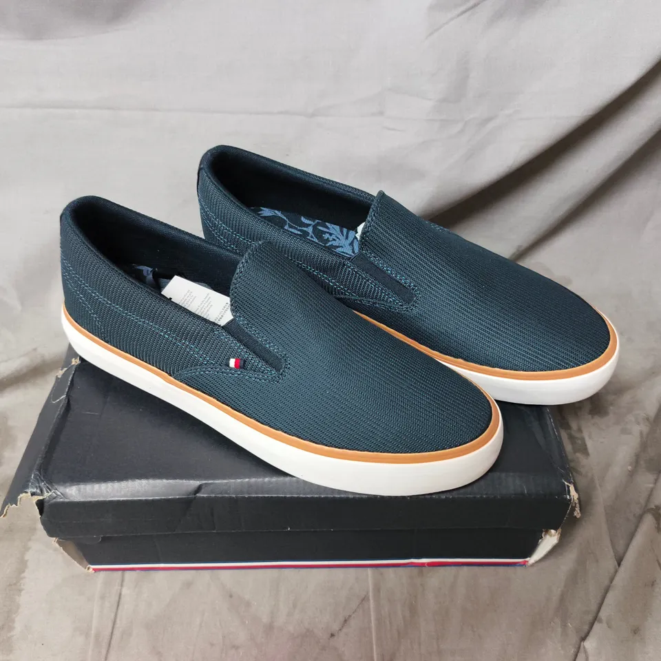 TOMMY HILFIGER SLIP-ON SNEAKERS – NAVY CANVAS, MEN’S UK SIZE 8