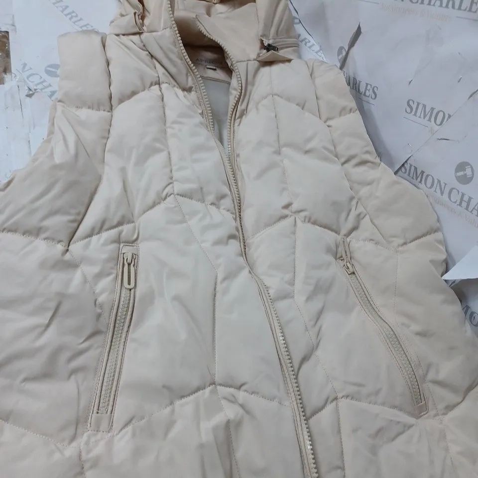 APPROXIMATELY 10 CLOTHING INCLUDING: CREAM SLEEVELESS PUFFER JACKET, LONG SLEEVE SHIRTS AND JUMPSUITS (ALL OF DIFFERENT SIZES)
