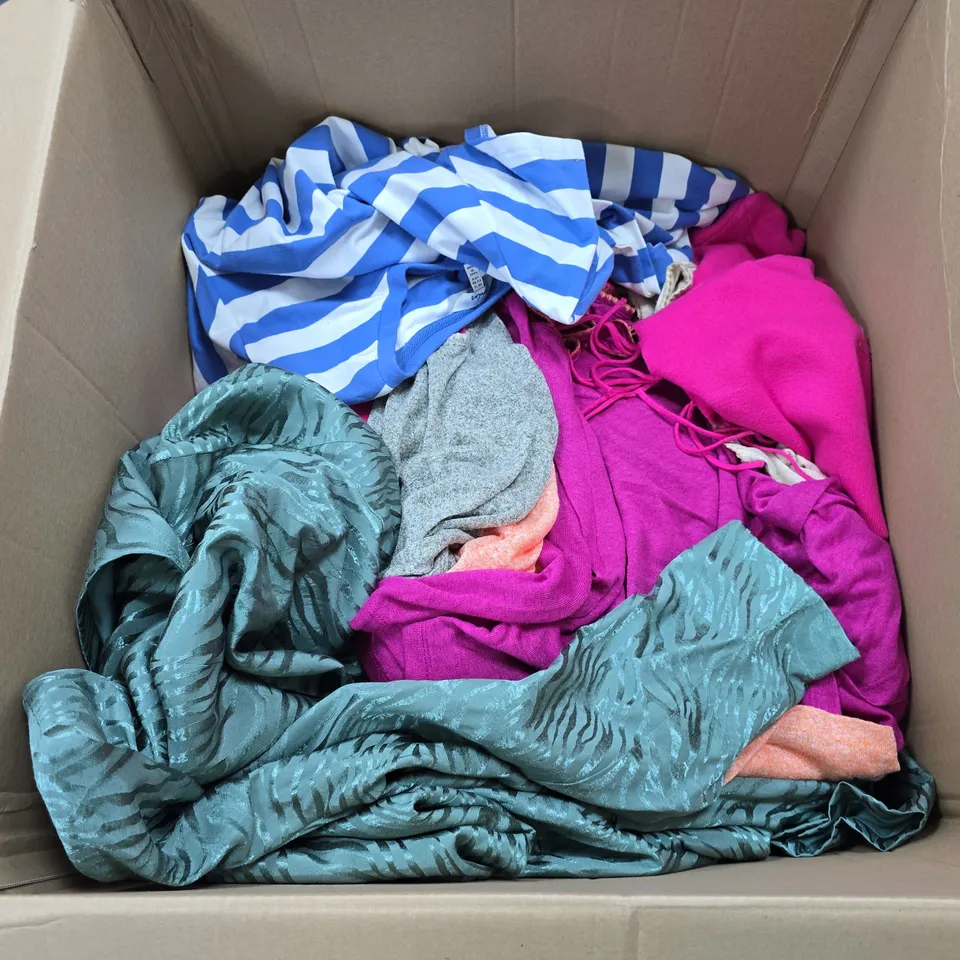 APPROXIMATELY 20 ASSORTED CLOTHING ITEMS IN VARIOUS COLOURS, STYLES AND SIZES