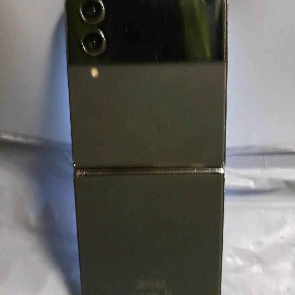 SAMSUNG GALAXY FLIP PHONE IN BLACK