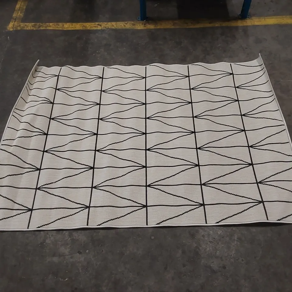 BRAND NEW PACO HOME BRUGGE RUG // SIZE: 120 X 170cm