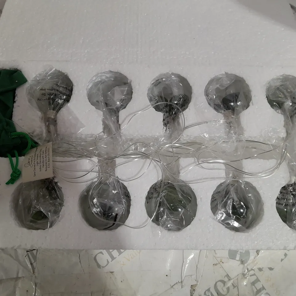SARA DAVIES 10 X PRE-LIT GLASS FOLIAGE BAUBLES LIGHT STRAND