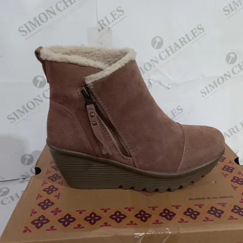 SKETCHERS OF HURS ZIP BT MUSHROOM SIZE 3.5