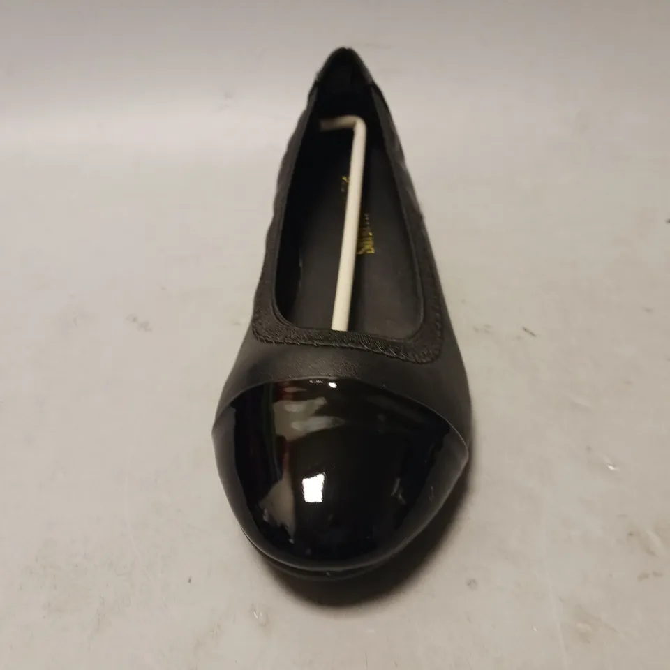 BOXED PAIR OF DREAM PAIRS SLIP-ON SHOES IN BLACK SIZE 7.5