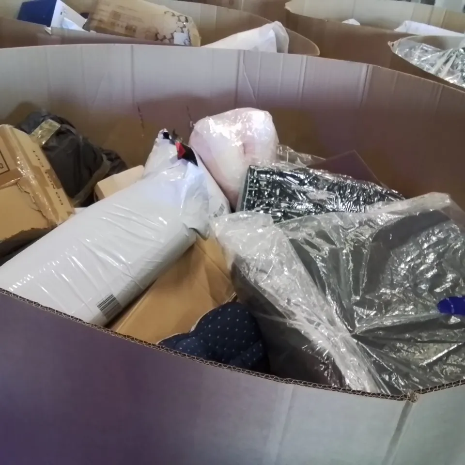 PALLET CONTAINING A LARGE QUANTITY OF PILLOWS 