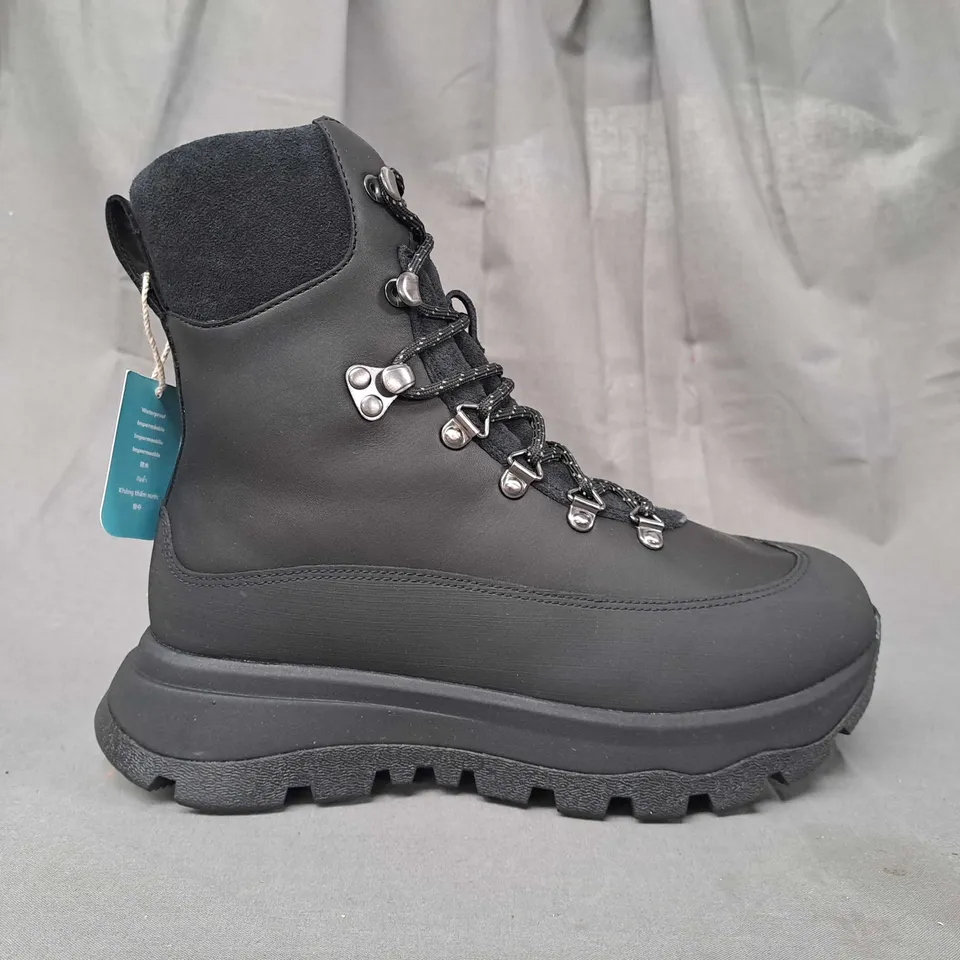 BOXED PAIR OF FITFLOP NEO-D-HYKER WATERPROOF BOOTS IN BLACK UK SIZE 4.5