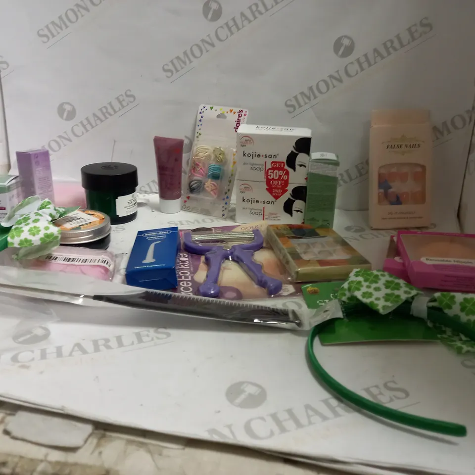 TOTE OF APPROXIMATELY 20 ASSORTED ITEMS TO INCLUDE A TEA TREE SKIN CLEARING NIGHT MASK, A SKIN LIGHTENING SOAP AND A COMB