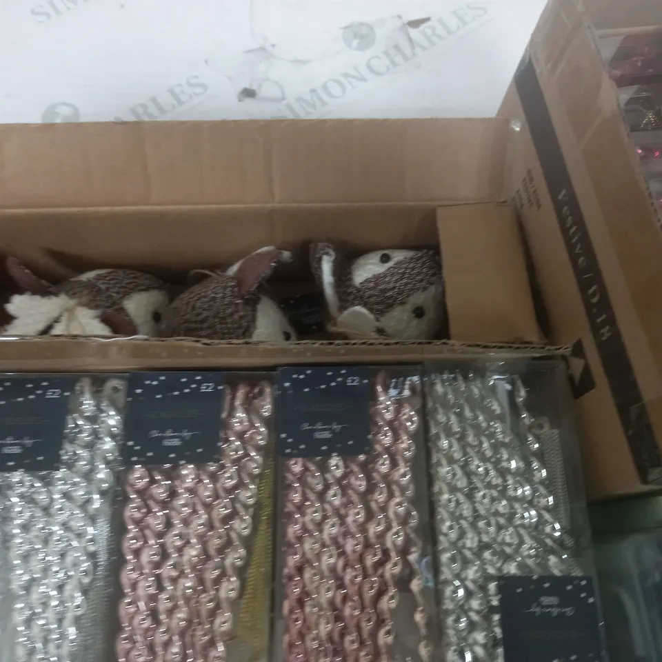 LOT OF ASSORTED AS NEW SEASONAL ITEMS TO INCLUDE ICICLES, BAUBLES AND STRING LIGHTS