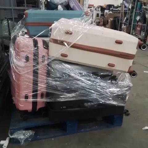 PALLET OF LUGG SUITCASES 