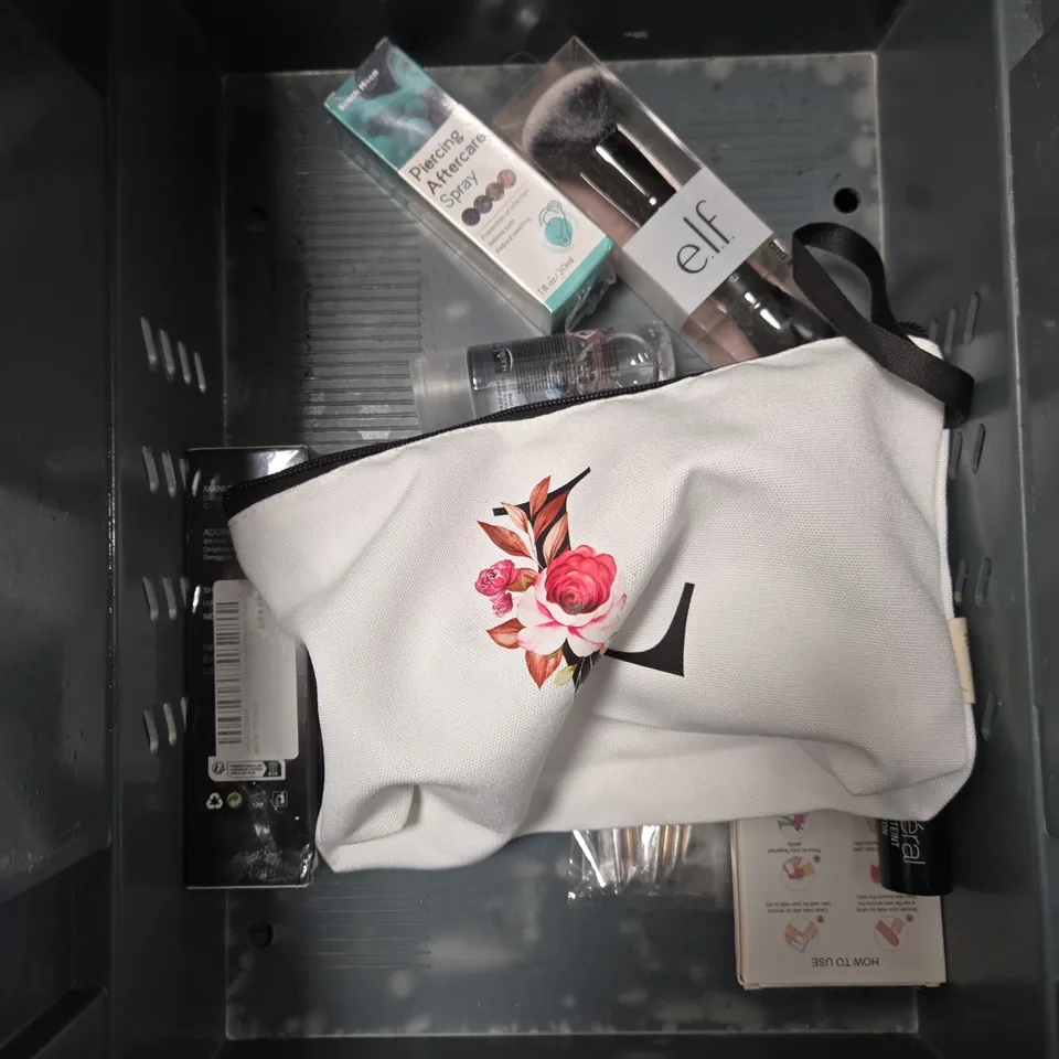 APPROXIMATEY 20 ASSORTED HEALTH AND BEAUTY PRODUCTS TO INCLUDE - CETRABEN MOISTURISING LOTION - BEAUTY PIE LIP BALM - AVEENO BABY MOISTURISING LOTION ETC