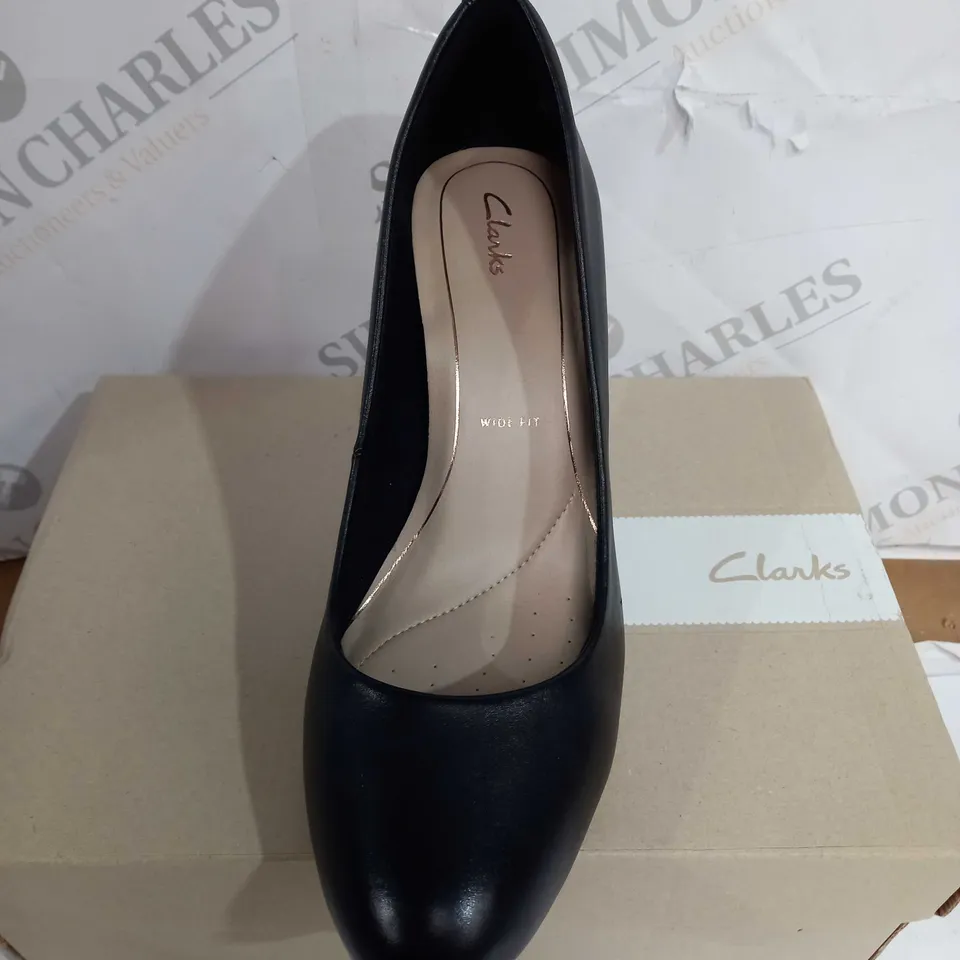 BOXED CLARKS CARLITA COVE HEEL SHOES, BLACK - SIZE 5