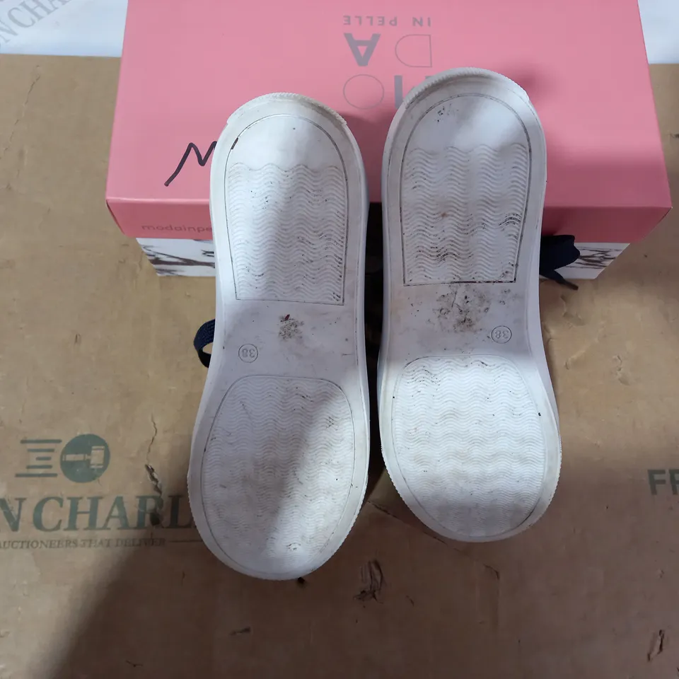 BOXED PAIR OF MODA IN PELLE TRAINERS- SIZE 38