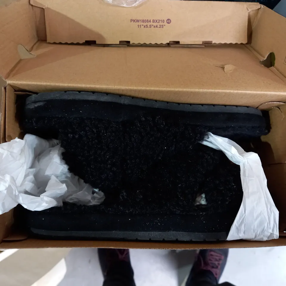 5 ASSORTED PAIRS OF SHOES