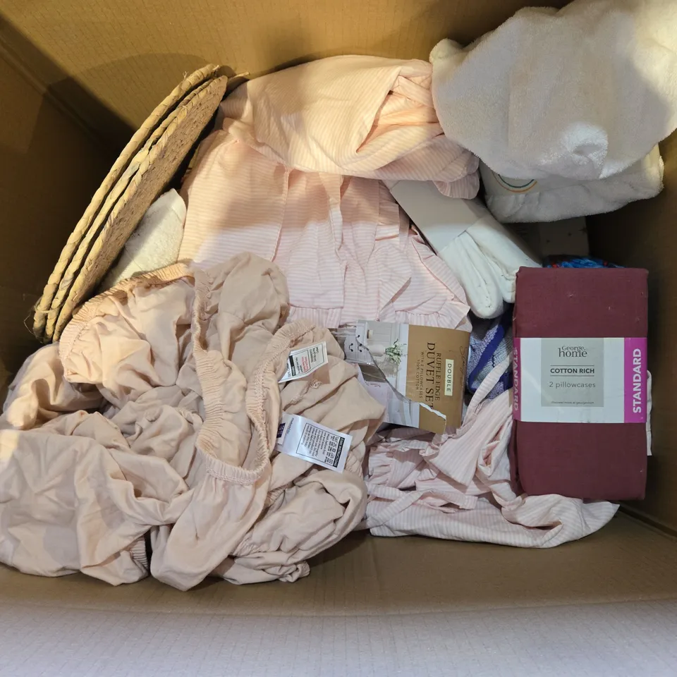 BOX OF APPROXIMATELY 10 ASSORTED BEDDING AND SOFT FURNISHING  ITEMS TO INCLUDE - PLEAT EDGE PILLOWCASE DUVET SET DOUBLE , DUVET SET SINGLE ETC
