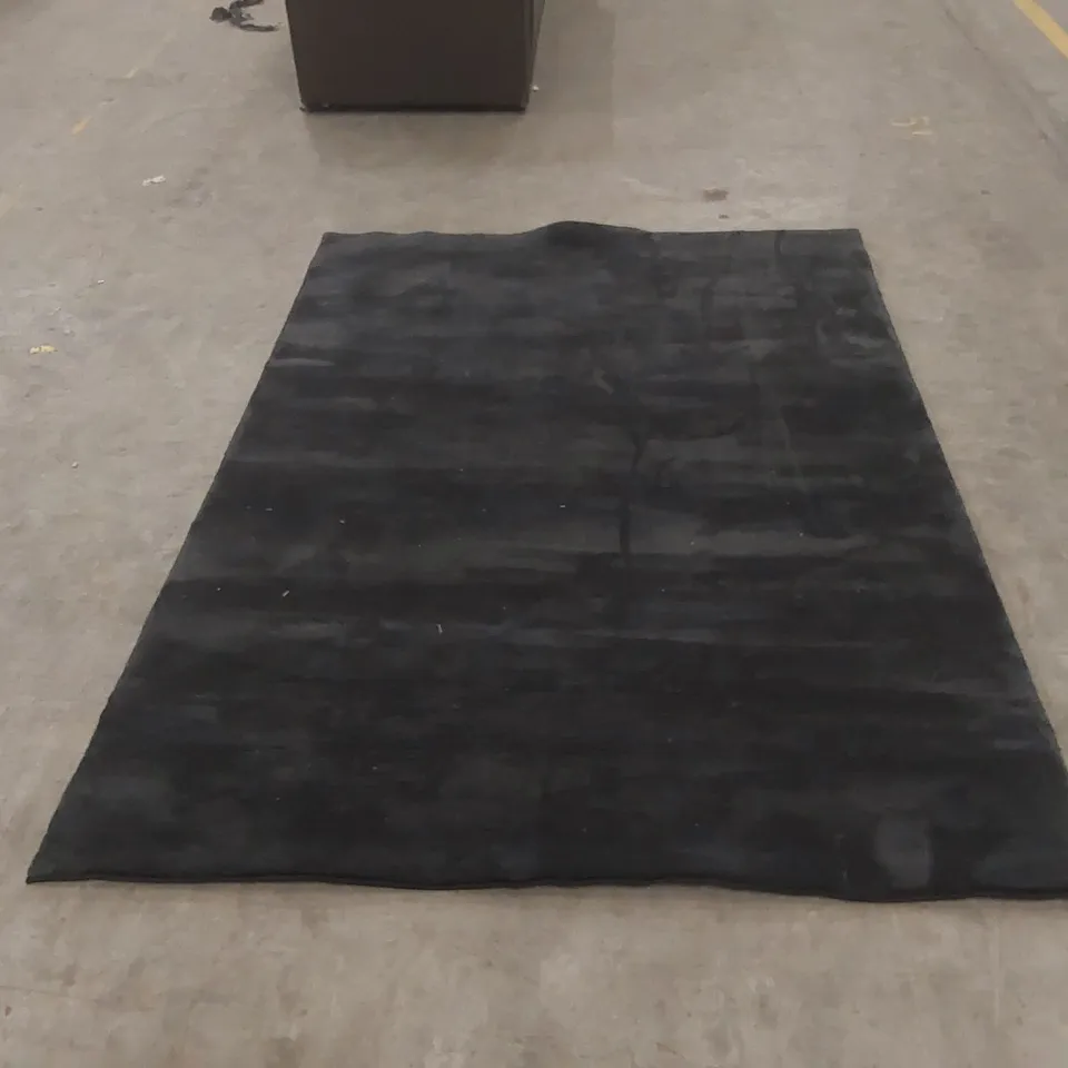 QUALITY DESIGNER AREA RUG - APPROXIMATELY 225 x 160cm