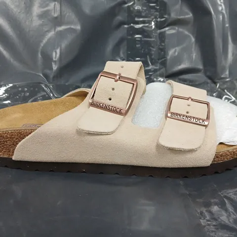 PAIR OF BIRKENSTOCK SANDALS IN BEIGE SIZE EU 39