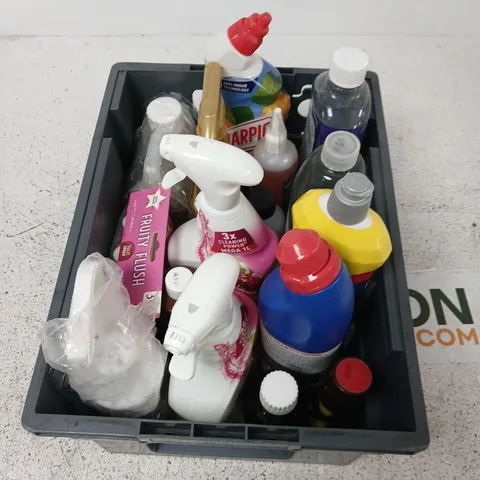 APPROXIMATELY 12 ASSORTED ITEMS INCLUDING MULTI PURPOSE CLEANER, BLEACH, HOUSEPLANT FOOD ETC. 